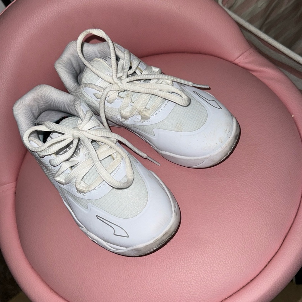 Melo kids basketball shoes size 11 lightly worn.